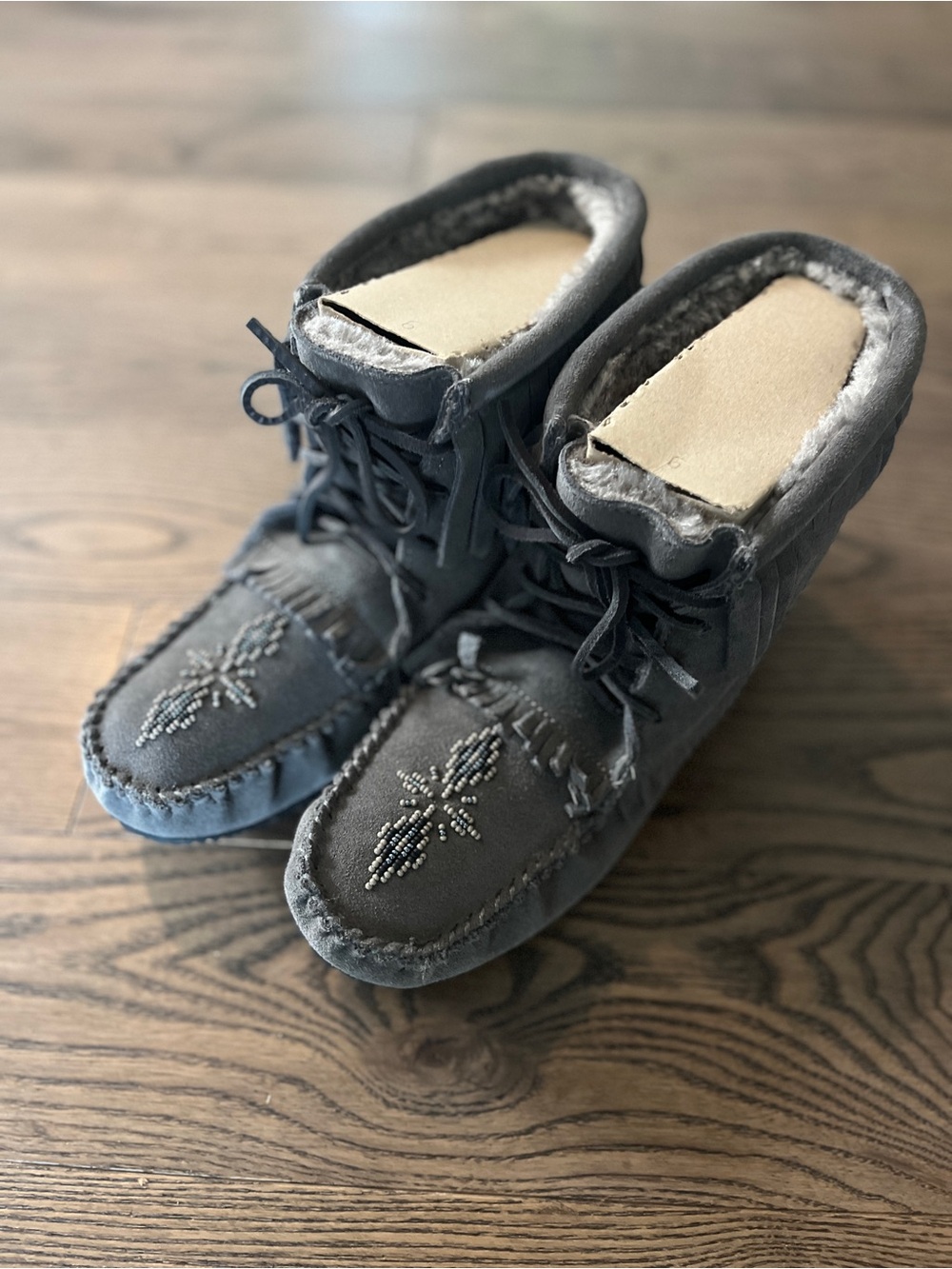 Women's Manitobah Mukluks suede charcoal beaded fur lined Moccasins